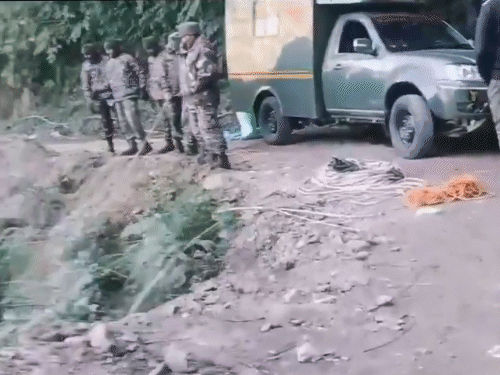 GREF के जवान रस्सियों की मदद से रेस्क्यू के लिए 1000 फीट गहरी खाई में उतरे।