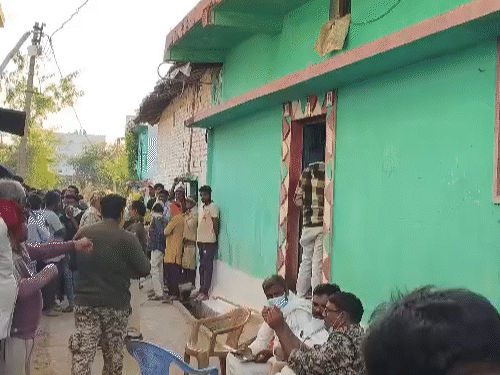 घटना की जानकारी मिलते ही घर के बाहर लोगों की भीड़ लग गई।