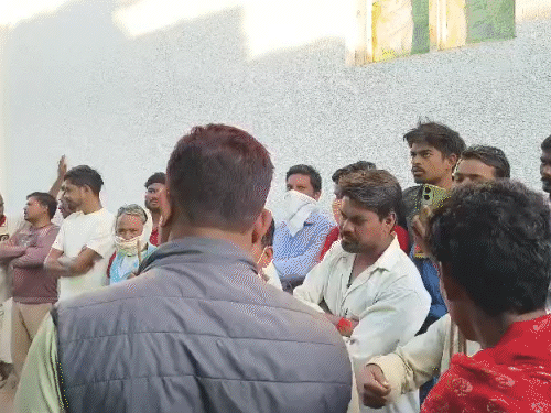 मौके पर पहुंची पुलिस ग्रामीणों से पूछताछ करते नजर आई।