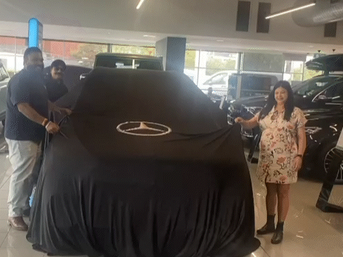 शोरूम से नई गाड़ी लेते बेटा और बहू। इस दौरान अरूण अग्रवाल भी दिखाई दे रहे हैं।