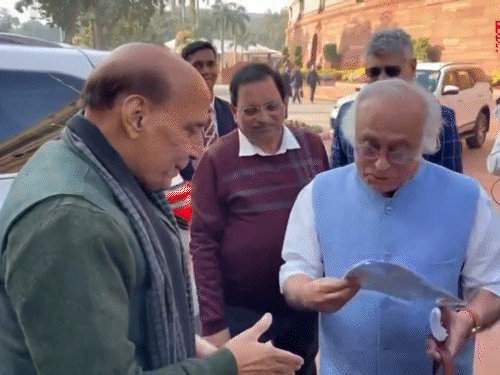 कांग्रेस सांसद जयराम रमेश ने गुरुवार को रक्षा मंत्री राजनाथ सिंह को को किताब दी।