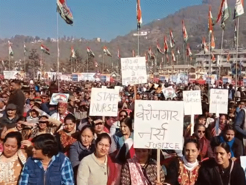 हाथों में तख्तियां लेकर रोष जताते प्रशिक्षित बेरोजगार नर्सों की भीड़।