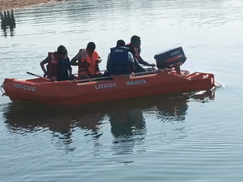 सुबह 6 बजे से गोताखोरों की टीम छात्रों की तलाश में जुटी रही।