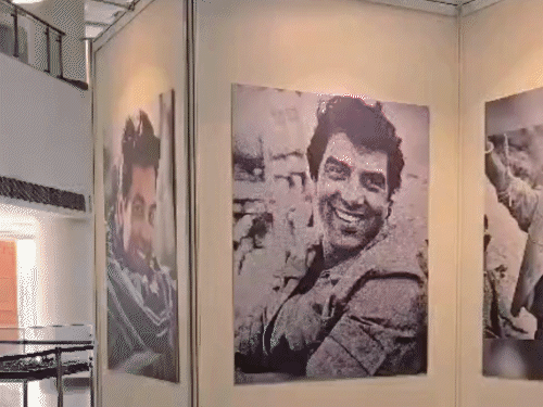 धर्मेंद्र के मशहूर किरदार ‘वीरू’ सहित उनके यादगार रोल्स की तस्वीरें प्रदर्शित की गईं।