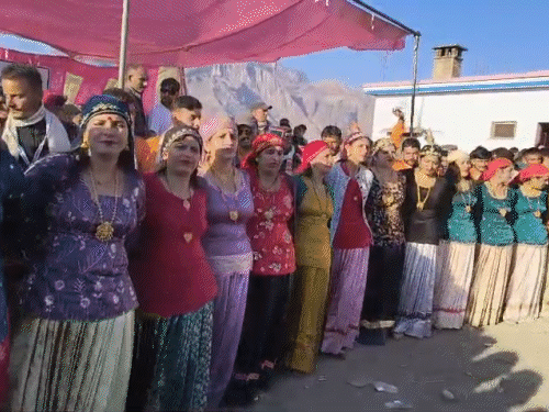 जौनसार क्षेत्र में देवता की विदाई के दौरान नृत्य करते हुए स्थानीय महिलाएं।