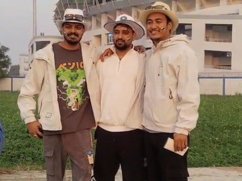 मैच देखने से पहले स्टेडियम के बाहर फैंस इस तरह नजर आए।