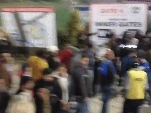 मैच देखने स्टेडियम के बाहर पहुंचे फैंस, स्टेडियम पहुंच रही इंडियन टीम और मैच में सपोर्ट के बारे में बात करती फैंस।