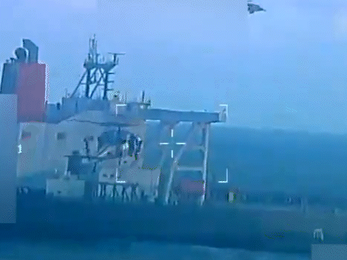 टैंकर को घेरने के बाद हेलिकॉप्टर से कई कमांडो जहाज के डेक पर उतरते हैं।