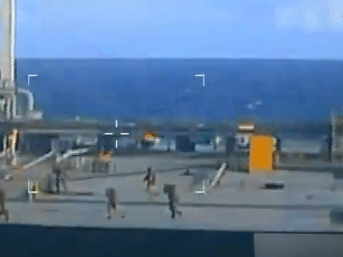 कमांडो फुर्ती से पूरे जहाज को अपने कब्जे में ले लेते हैं।