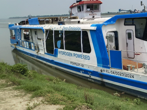 वाराणसी में कोलकाता से लाए गए हाइड्रोजन क्रूज ने गंगा की लहरों पर रफ्तार भरी।