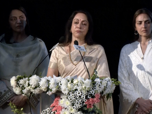 धर्मेंद्र को याद करती हुईं हेमा मालिनी। इस दौरान ईशा और अहाना भी मौजूद रहीं।