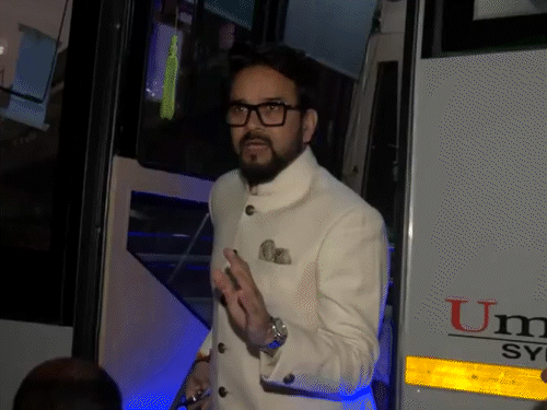 अनुराग ठाकुर ने बस में बैठने से पहले मीडिया से बात की।