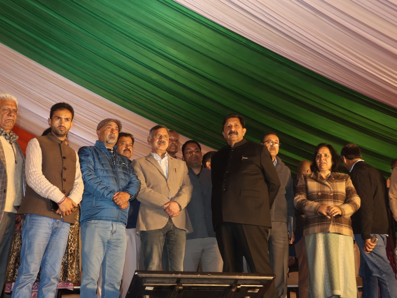 पड्डल मैदान में कार्यक्रम स्थल का जायजा लेते हुए डिप्टी सीएम मुकेश अग्निहोत्री व अन्य।