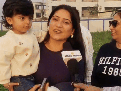 अंबाला से महिला बच्चे के साथ मैच देखने के लिए पहुंची।