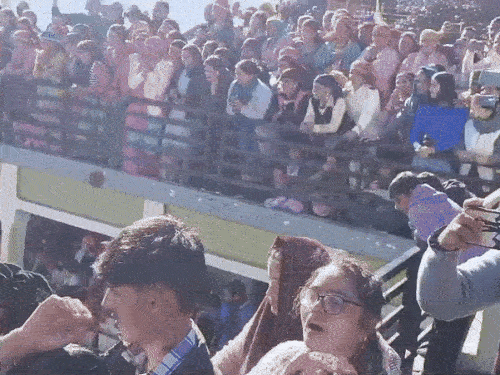 छतों पर भी पैर रखने की जगह नहीं बची।