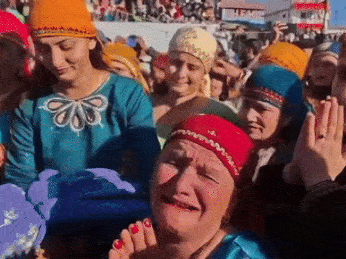 महिलाएं एक-दूसरे को सांतवना देती हुई।