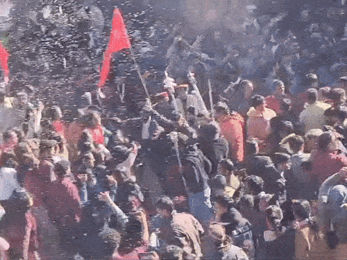 महासू महाराज को विदाई देते लोग।