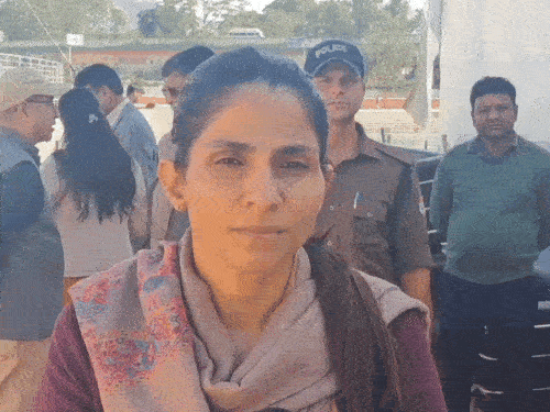 कुंभमेळा अधिकारी आणि HRDA उपाध्यक्ष सोनिका माहिती देताना.