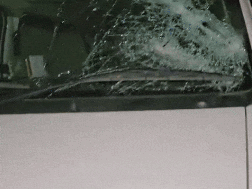 दूसरे गुट की गुरु शोभा नेहरू की कार पर हमला कर तोड़ा गया शीशा।