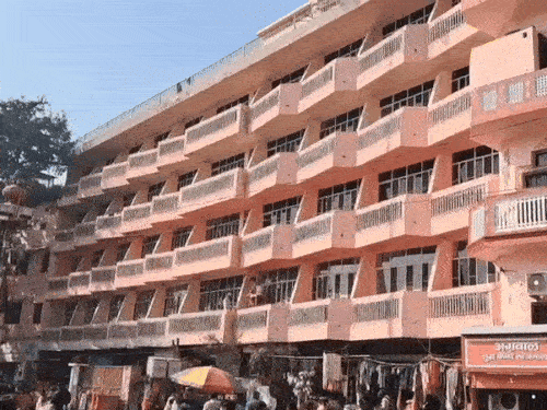 सुभाष घाटावर वेगाने काम सुरू आहे.