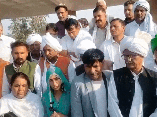 A panchayat was held in Sisay village of Hansi in support of Daljeet Sihag.