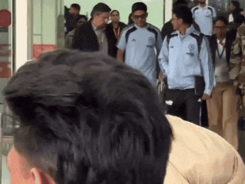 बुधवार को चंडीगढ़ एयरपोर्ट पहुंचने पर शुभमन गिल ने फैंस का अभिवादन किया।