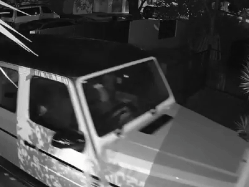 इसके बाद चोर उनकी एक-एक कर गाड़ियां लेकर भाग गए।