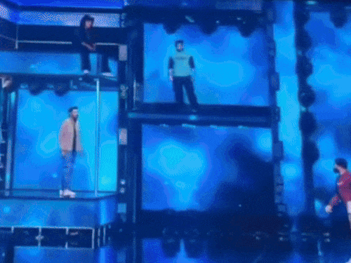 मंच पर अलग-अलग जगह खड़े लोगों तक न्यूजपेपर पहुंचाता दीपक।