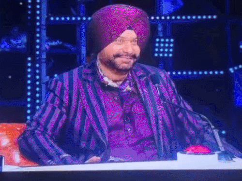 इंडियाज गॉट टैलेंट के मंच पर अपने टैलेंट के बारे में बताते दीपक सैनी।