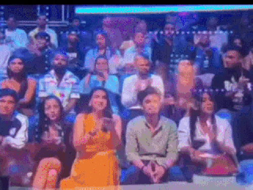 टैलेंट दिखाने के लिए दीपक को न्यूज पेपर्स की प्रतियां दी गई।