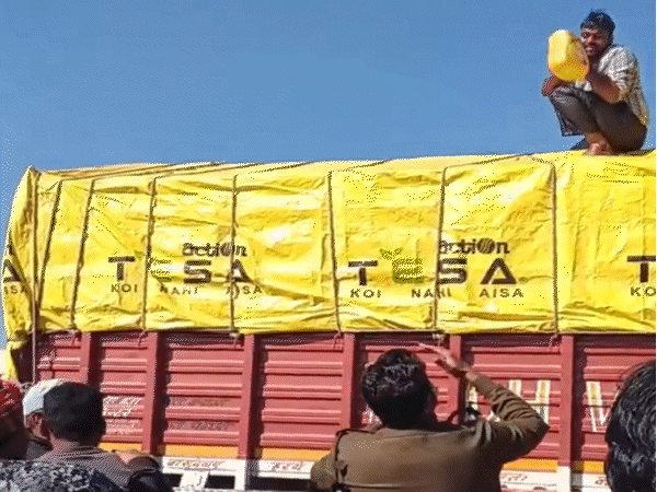चालान काटने से नाराज ट्रक ड्राइवर ने जमकर हंगामा किया। खुद पर डीजल उड़ेल लिया।