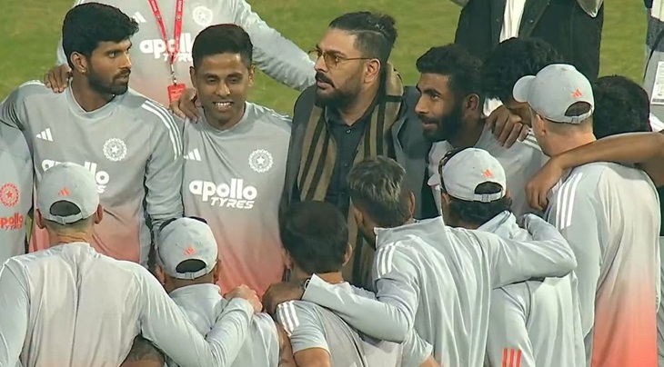 प्लेयर्स को टिप्स देते नजर आए पूर्व क्रिकेटर युवराज सिंह।