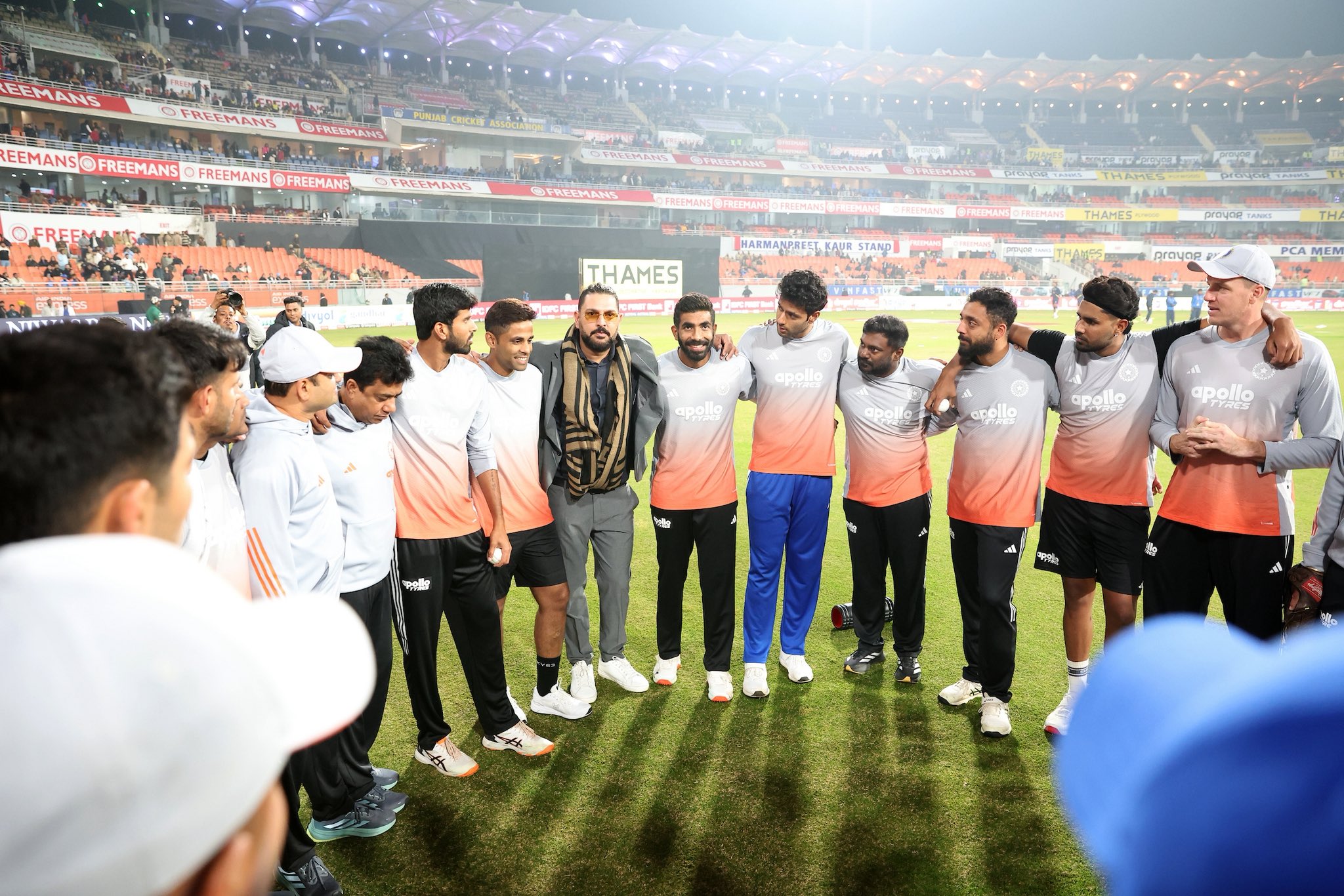 युवराज सिंह टीम के सभी प्लेयर्स से बात करते हुए।