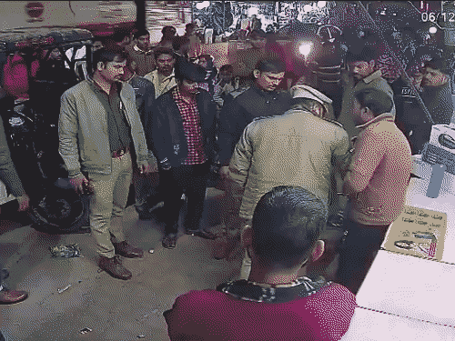 6 दिसंबर को वीडियो डिलीट करने के लिए दरोगा ने युवक से मोबाइल छीन लिया।