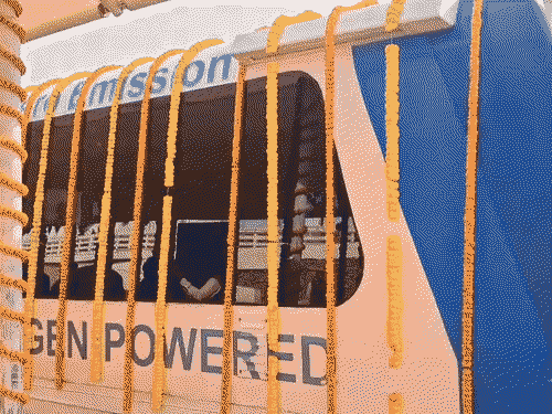 वाटर टैक्सी का रवानगी से पहले की तस्वीर।