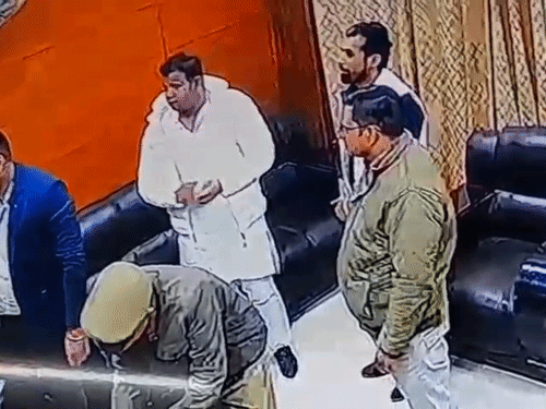 सफेद जैकेट और कुर्ते में आरोपी दशरथ पाल सिंह डिप्टी सीएम केशव के आवास पहुंचा।