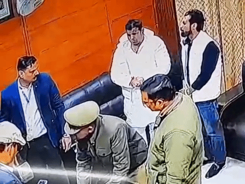 सतर्कता टीम ने उसके व्यवहार और दस्तावेजों पर संदेह होने पर तुरंत जांच की और फर्जीवाड़े की पुष्टि होते ही उसे हिरासत में ले लिया।