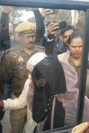 पुलिस की हिरासत में मृतक इंजीनियर की गर्लफ्रेंड और उसकी बेटियां मुंह छिपाती रहीं।