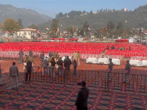 मंडी के पड्डल मैदान में जन संकल्प कार्यक्रम के लिए लगाई गई कुर्सियां।