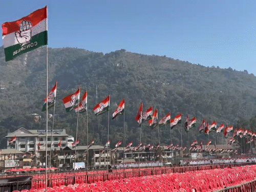 मंडी में जन संकल्प कार्यक्रम के लिए लगाई गई कुर्सियां।