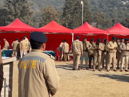 मंडी में सरकार के जन संकल्प कार्यक्रम के लिए तैनात पुलिस बल।