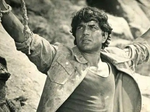 फिल्म शोले में धर्मेंद्र ने वीरू का किरदार निभाया था।