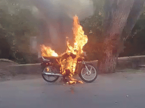 सीआरपीएफ ग्रुप केन्द्र एक के निकट स्थित गोल्फ कोर्स रोड पर एक मोटरसाइकिल में अचानक आग लग गई।