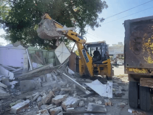 वैशाली नगर में मुख्यमंत्री रोजगार योजना के अंतर्गत दी गई गुमटियों को जेसीबी से जमींदोज किया गया।