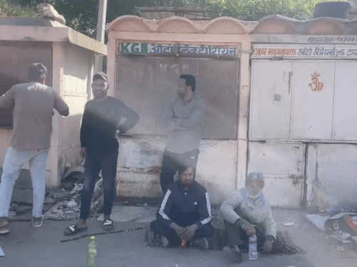 एडीए ने कार्रवाई करते हुए करीब 35 से ज्यादा गुमटियों पर जेसीबी चलाई।