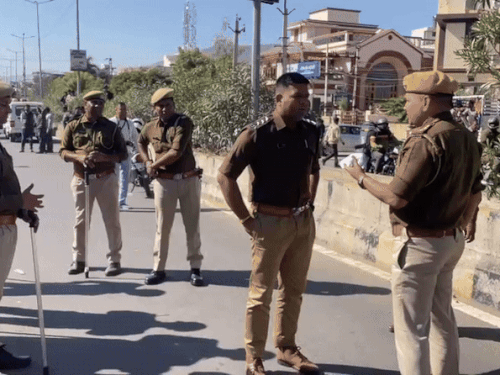 कार्रवाई के दौरान एडीए के उपयुक्त अनिल चौधरी,सीओ शिवम जोशी, तीन थानों के थाना प्रभारी के साथी एडीए के कर्मचारी और 50 से ज्यादा पुलिस का जाब्ता तैनात रहा।