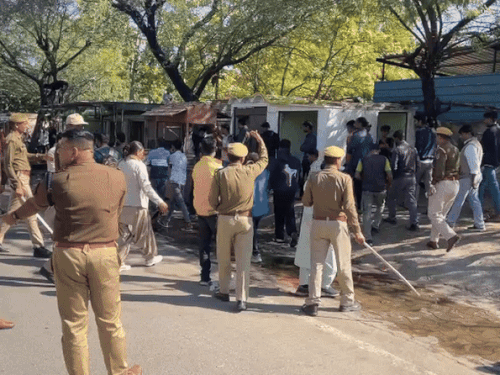 जेसीबी के जरिए यह कार्रवाई की गई।