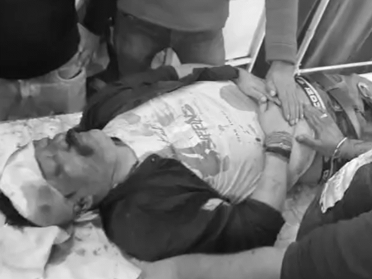 हॉस्पिटल में डॉक्टरों ने धर्मेंद्र को मृत घोषित कर दिया।