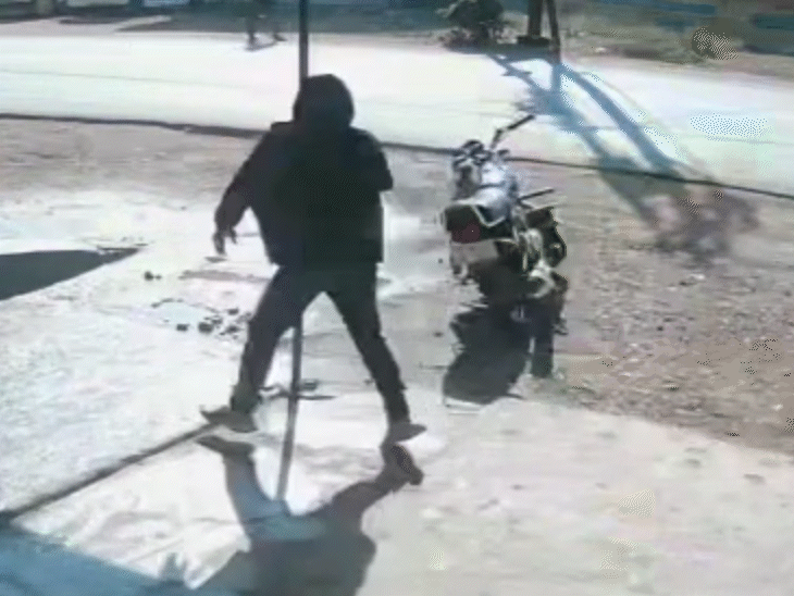 बदमाशों ने हमला किया तो धर्मेंद्र उनसे बचने के लिए भागा।