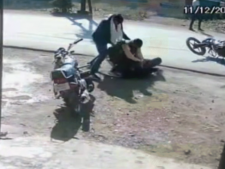 दोनों हमलावरों ने धर्मेंद्र को पकड़ लिया। एक ने उसे जमीन पर पटक दिया।